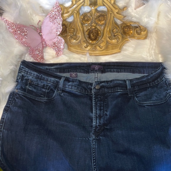 NYDJ Denim - NYDJ Relaxed fit w/ tapered leg Women’s 22W** Note discoloration flaw in front**